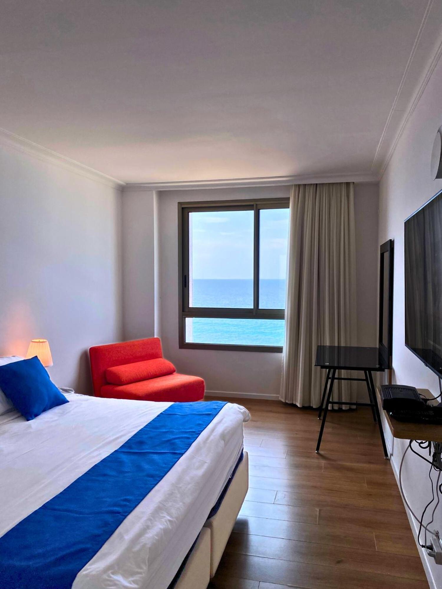 Almog Beach Apartments מגדלי חוף הכרמל חיפה Exterior photo